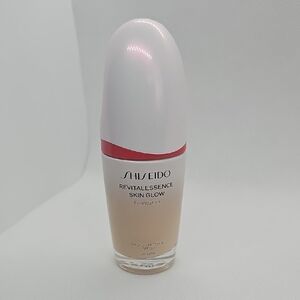 Shiseido Revitalessence Skin Glow Foundation - Shade Is 240 New No Box 30ml